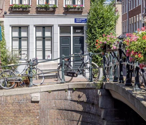 Amsterdam met een bruggetje